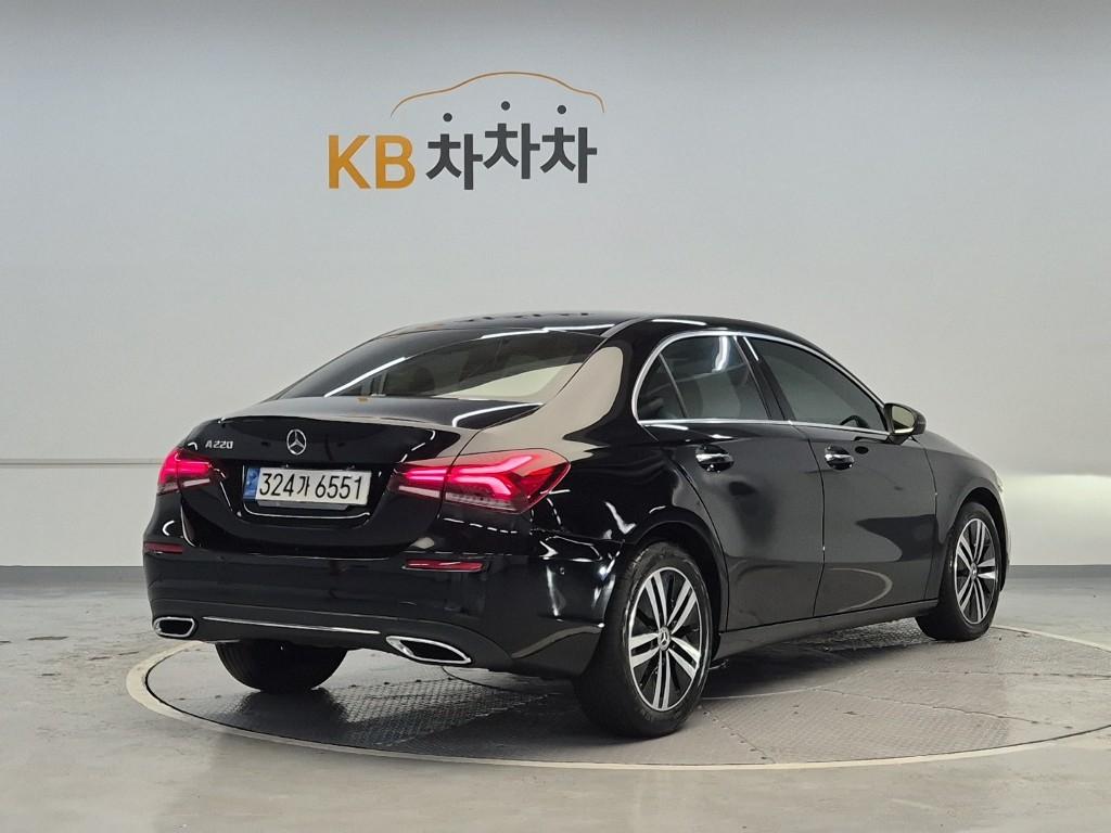 Mercedes-Benz A Class (4Gen) A220 sedan — фото 3